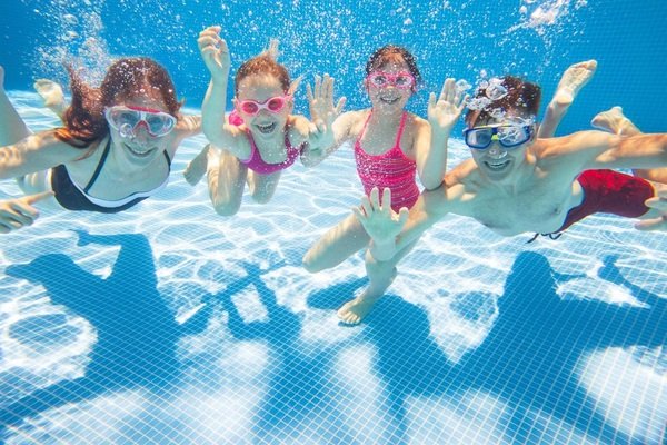 Confraternização à beira da piscina representando o atendimento em eventos